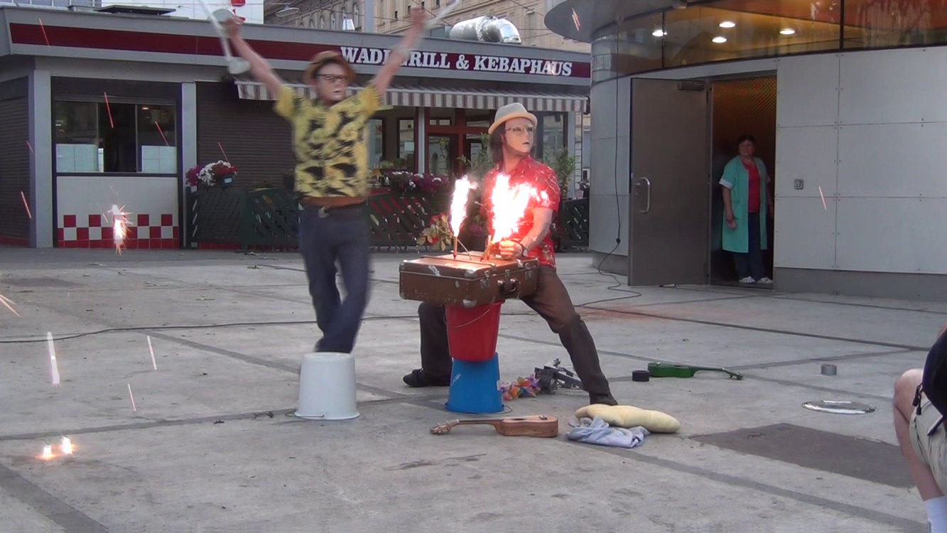 Foto: Julia Danzinger Dudes at the Marketplace - fireworks